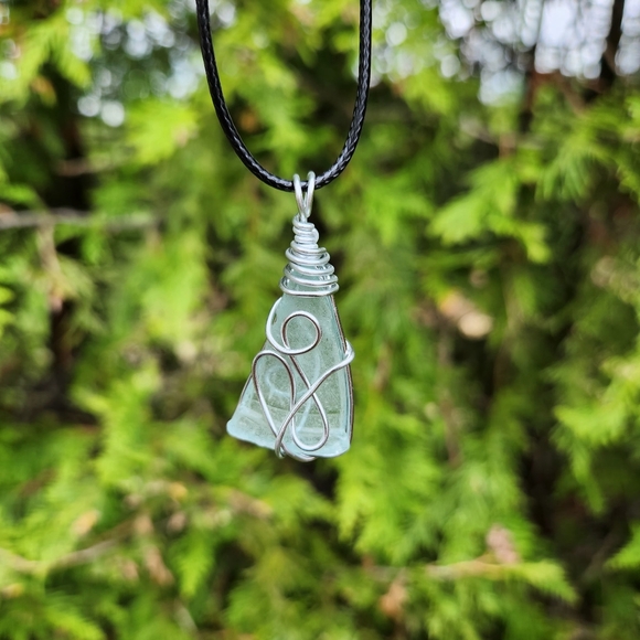 Handmade beach glass necklace - Picture 1 of 3